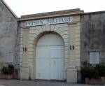 Porte de la prison. Copyright G. Bisson