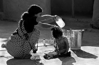  Mère lavant son enfant, Photographe Nitin Khatri, 2007, © OMS