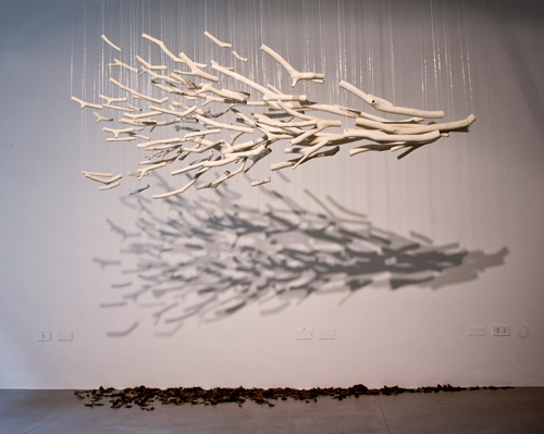 Sculpture de bois suspendus formant une branche éclatée