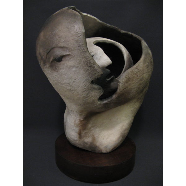 Sculpture d'une tête ouverte renfermant une autre tête à la bouche ouverte