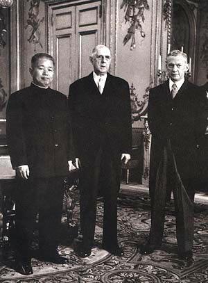 Le 6 juin 1964, le premier ambassadeur de Chine en France, Huang Zhen, présente ses lettres de créance au Général Charles De Gaulle. http://www.linflux.com/wp-content/uploads/2014/01/de_gaulle-1.jpg
