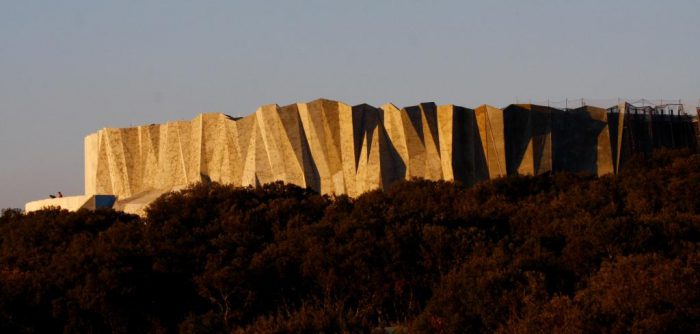 CL8La_falaise_de_la_grotte_recreee_de_la_Caverne_du_Pont_d_Arc_Fabre-Speller_Architectes_Atelier_3A_-_F._Neau_-_Scene_-_Sycpa_2-2