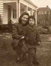 photo de John Fahey jeune aux côtés de sa mère