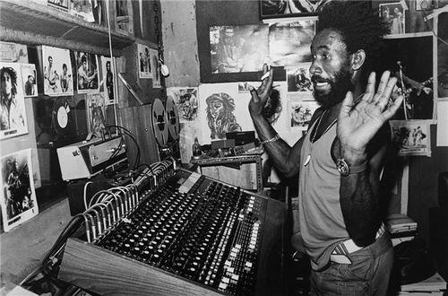 Illust : Lee Scratch Perry aux studios Black Ark, 55.2 ko, 500x330 Illust : Lee Scratch Perry (...), 55.2 ko, 500x330