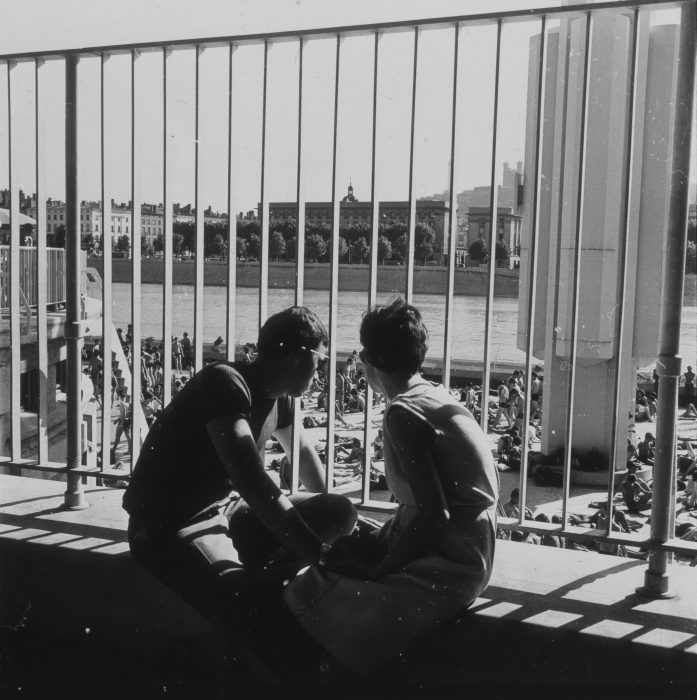 Couple devant la piscine du Rhône, Georges Vermard