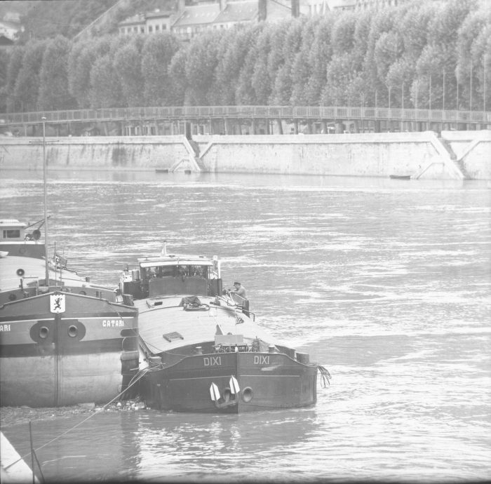 Les péniches, trafic sur le Rhône, Georges Vermard, Fonds « Photographes en Rhône-Alpes »