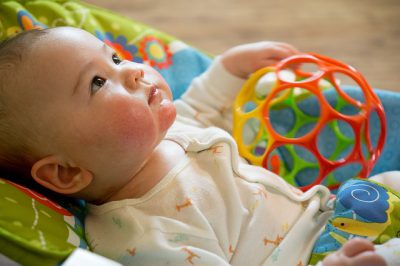 Bébé au regard attiré par des jouets