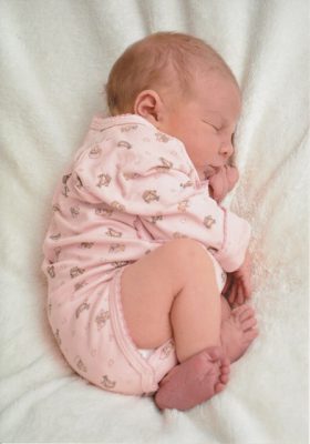 Bébé couché sur le coté