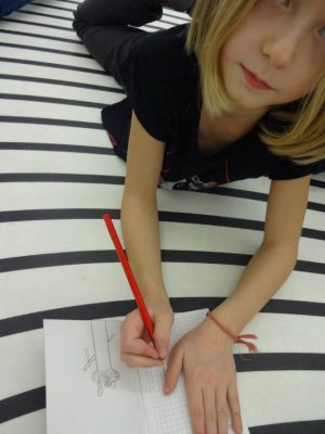 Une fille de 8 ans dessine une oeuvre à l'Institut d'Art Contemporain de Villeurbanne.