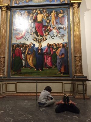 Deux enfants de 8 ans dessinent devant "l'Ascension du Christ" du Perugin au musée des Beaux-Arts de Lyon.