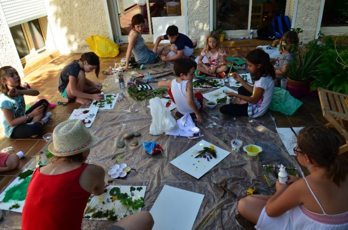 des enfants réalisent des oeuvres avec des éléments de la nature