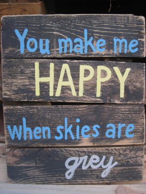 texte "you make me happy when skies are grey" écrit sur une palette de bois