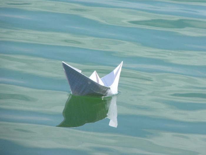 bateau en papier sur l'eau