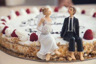 figurines de mariés sur un gâteau