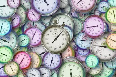 temps-gestion-du-temps-chronomètre©Pixabay Une multitude de chronomètres de toutes les formes et toutes les couleurs sont empilés les uns sur les autres
