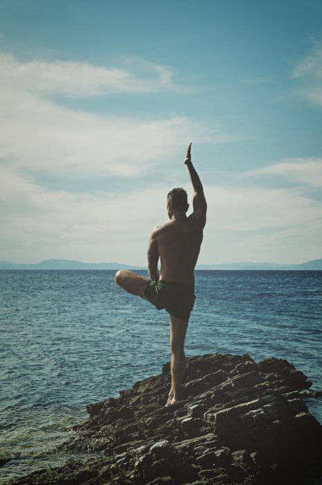 Homme qui médite en position de Y devant la mer