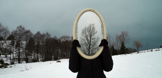Image conceptuelle de miroir en forêt