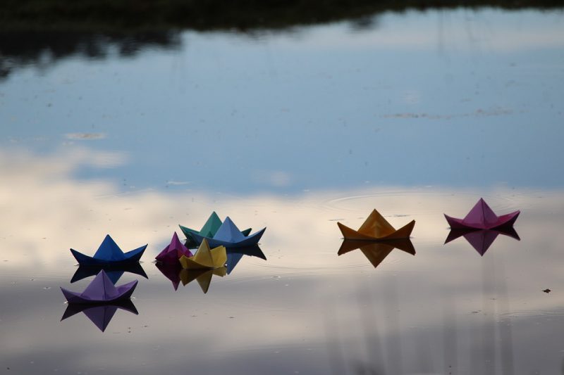 bateaux en papier sur l'eau