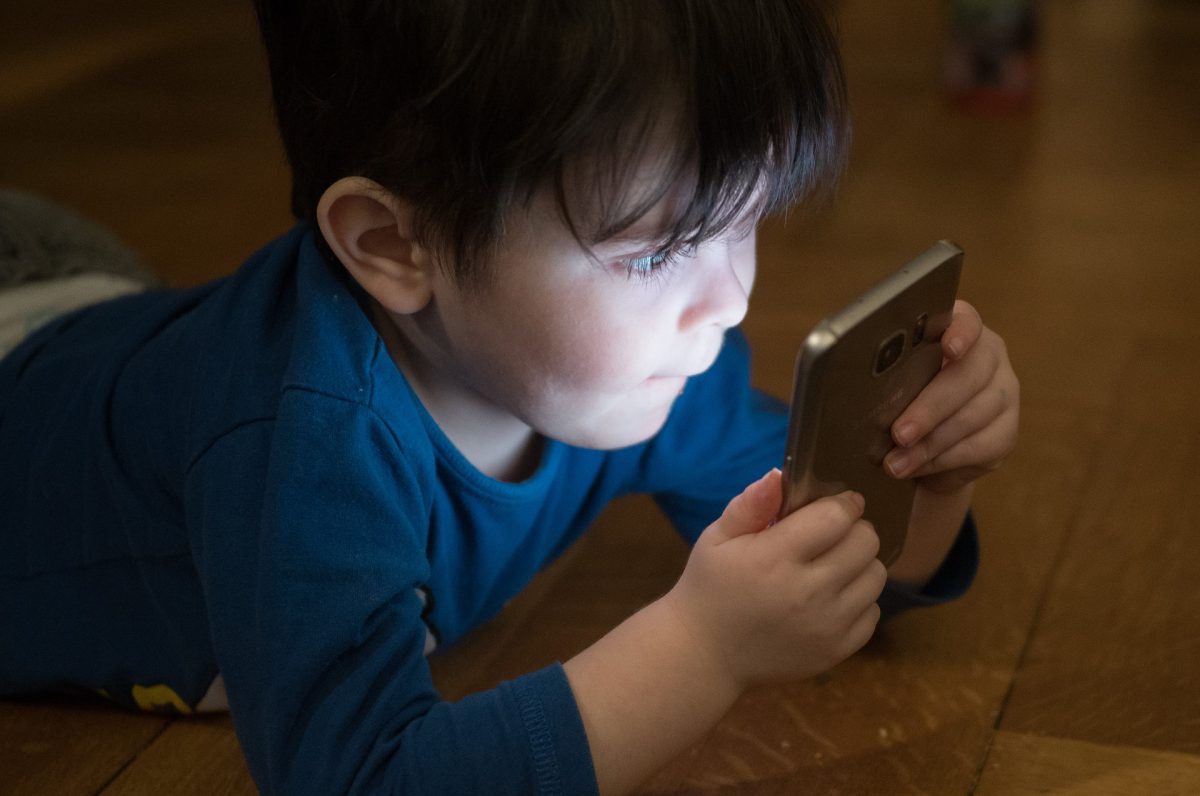 image d'un enfant regardant un téléphone