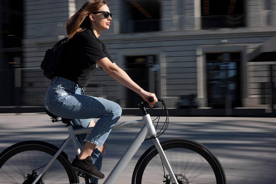 Femme à vélo