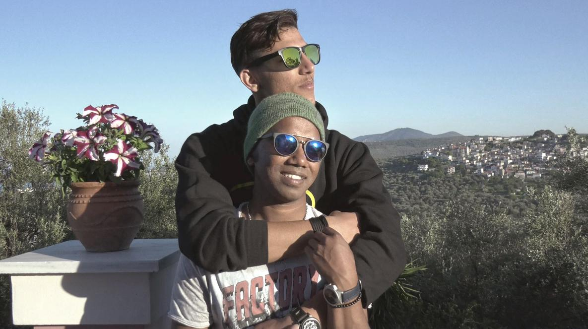 Photographie d'Ovil et Usman, bras dans les bras