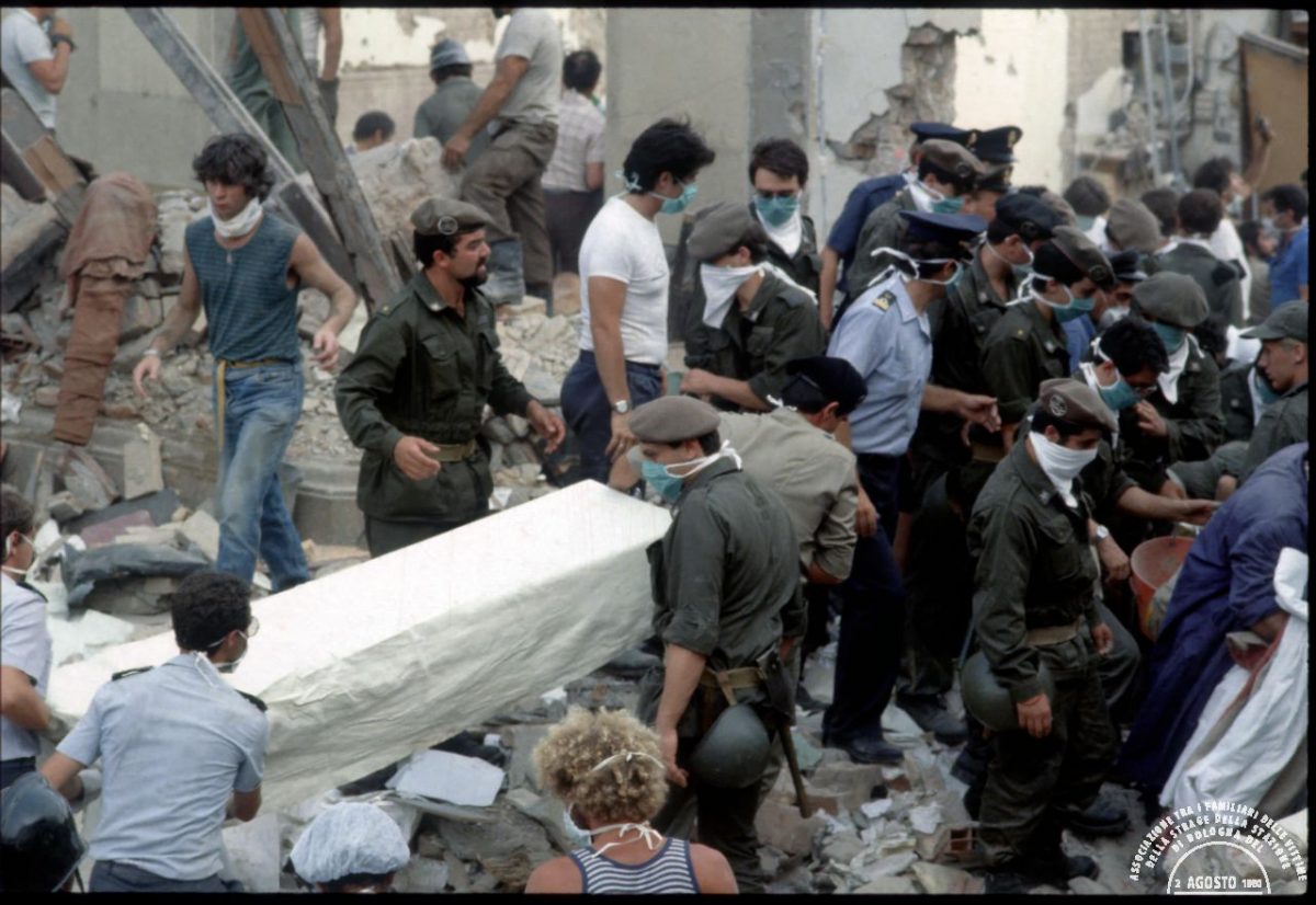 Les secours interviennent après l'attentat à la gare de Bologne le 2 octobre 1980.