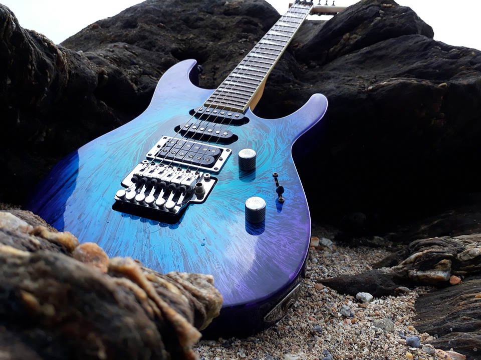 Image d'une guitare sur une plage