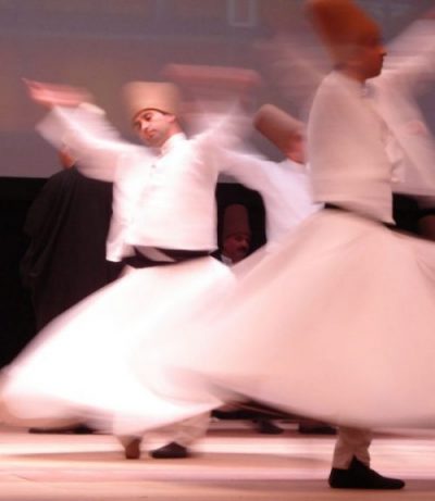 Whriling dervishes Rumi fest 2007_Wikimédia Commons