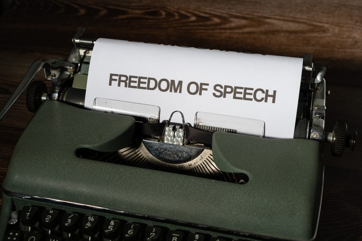 Machine à écrire avec dedans une feuille où il est écrit "freedom of speech"