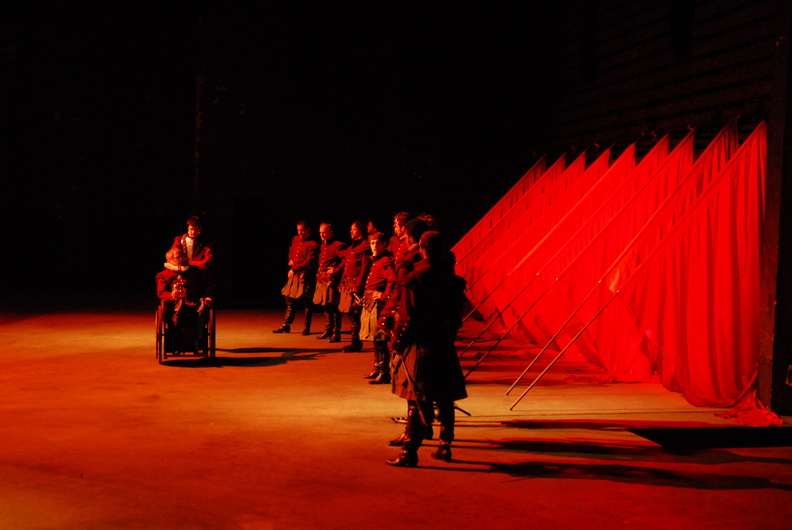 Photo d'Emile Zeizig du spectacle de 2006 de Coriolan de William Shakespeare, mis en scène par Christian Schiaretti .