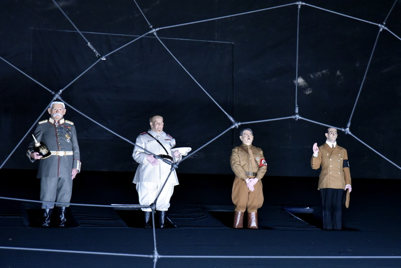 photo du spectacle : La Résistible Ascension d'Arturo Ui - Bertolt Brecht - Katharina Thalbach / Comédie-Française / Saison 2016 - 2017 /