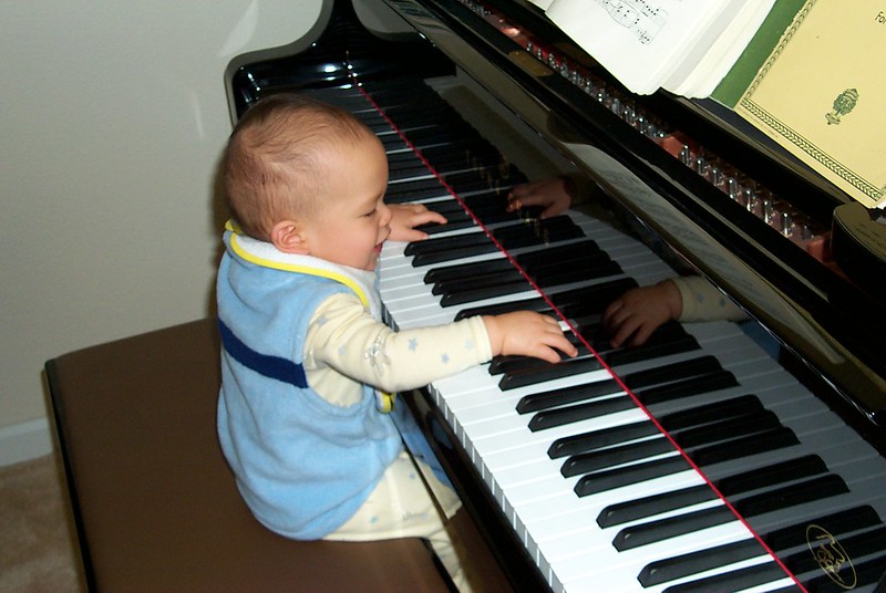 bébé jouant du piano