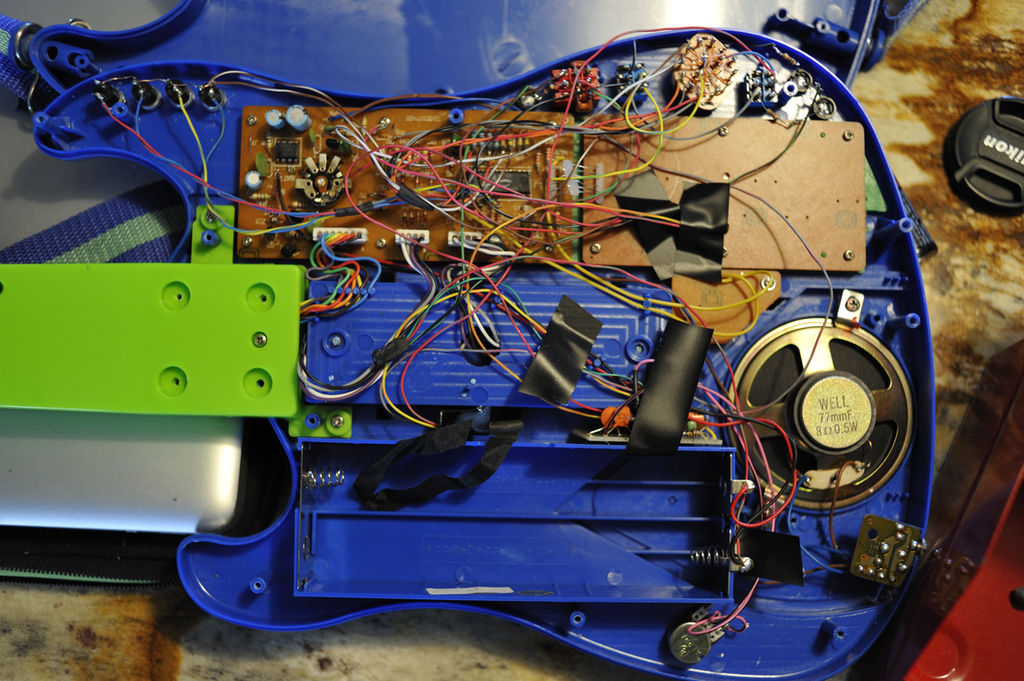 Image des circuits électroniques d'une guitare jouet
