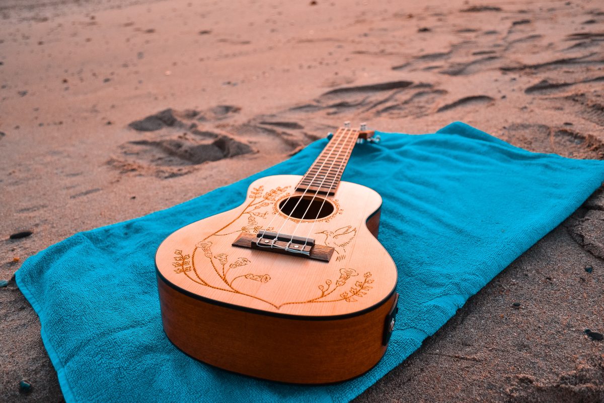 Image d'une guitare sur la plage