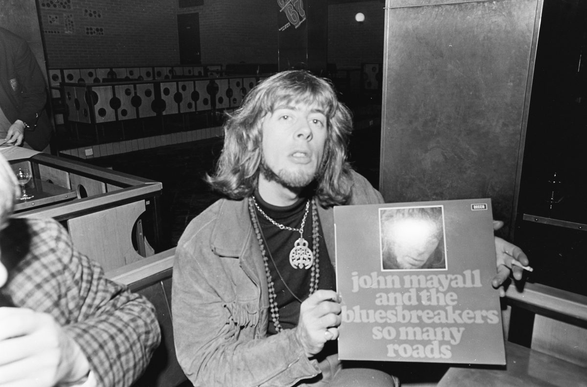 Photo de John Mayall présentant l'album des bluesbreakers "so many roads"