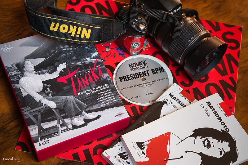 Image de Pascal Rey montrant divers objets : livres japonais, vinyle, affiche et appareil photo