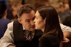 Photo du film L'affaire Nevenka (Iciar Bollain, 2024) le maire harceleur Ismael (Urko Olazabal) et Mireia Oriol Nevenka Fernández